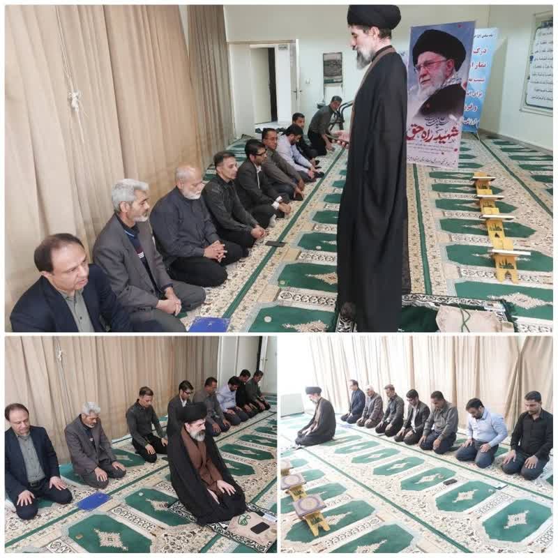 برگزاری زیارت پرفیض عاشورا در اداره کل پست استان